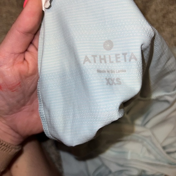 ATHLETA TANK WITH CLASP TO ADJUST Size xxs can fit up to a medium - Picture 4 of 8